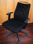 Solgt!Kontorstol i sort/ mesh/ krom fra - 1 / 2