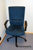 Kinnarps Kapton kontorstol i blå mikrofiber, pent brukt, KUPPVARE