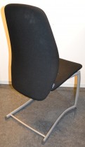 Kinnarps Plus 376 konferansestol i sort stofftrekk, grått understell, pent brukt