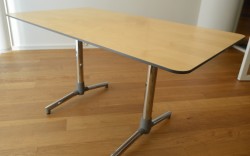 NEXT kompakt møtebord / kantinebord i bjerk fra ForaForm, 140x80cm, pent brukt
