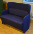 Solgt!2 seter sofa i blått stoff med ben - 2 / 4