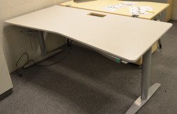 Skrivebord fra Martela med elektrisk hevsenk, lys grå, 180x90cm, pent brukt