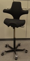 Ergonomisk kontorstol Håg Capisco 8106 nytrukket i sort stoff, 85cm sittehøyde / høy modell, NYTRUKKET / pent brukt
