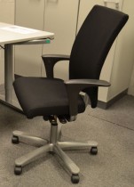 Håg H04 4600 kontorstol i sort, nytrukket, med armlener, pent brukt