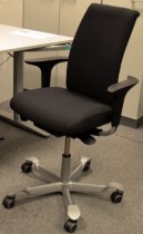Håg H05 5500 kontorstol i sort, nytrukket, med swingbackarmlener, pent brukt