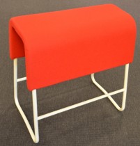Materia Plint barpall / barkrakk i rødt stoff / hvitt, bredde 58cm, høyde 65cm pent brukt