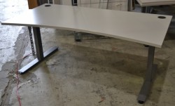 Skrivebord i lys grå fra EFG, 160x90cm, mavebue, pent brukt