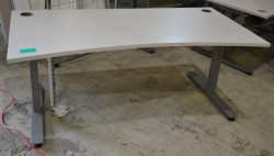 Skrivebord i lys grå fra EFG, 160x90cm, mavebue, pent brukt