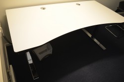 Duba B8 skrivebord med elektrisk hevsenk i hvitt og krom, 180x90cm med mavebue, pent brukt
