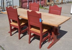 Stort spisestuebord i massiv heltre med tilhørende stoler, rustikk rødbeiset, 200x84cm, pent brukt