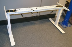 Understell for skrivebord med elektrisk hevsenk i hvitt, passer plater fra 120cm og større, pent brukt