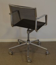 Lekker konferansestol på hjul i krom / sort mesh, pent brukt