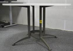 Rundt møtebord / konferansebord / kantinebord i hvitt / grått fra Kinnarps, Ø=120cm, ny plate / brukt understell