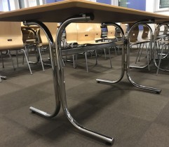 Kantinebord / rektangulært bord med lys grå plate, 140x80cm, krom understell, pent brukt