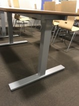 Kantinebord / rektangulært bord med lys grå plate, 140x80cm, grått understell, pent brukt