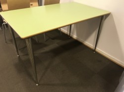 Kantinebord / rektangulært bord med lys grønn plate, 130x80cm, 4 ben, pent brukt