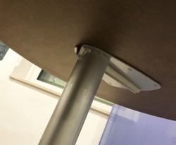 Rundt, solid ståbord / mingebord med lys grå plate, Ø=90cm, H=107cm, pent brukt
