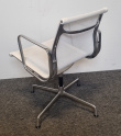 Solgt!Lekker stol fra Vitra: Eames EA104 - 2 / 4