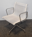 Solgt!Lekker stol fra Vitra: Eames EA104 - 1 / 4