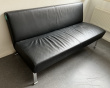 Vintage 2-seter sofa i sort skinn - 1 / 2