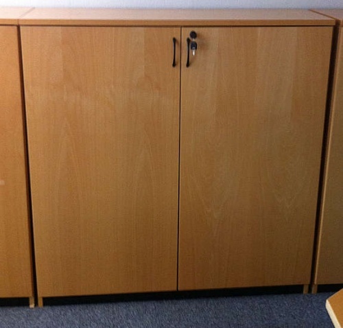 Solgt!Kinnarps skap med dører 120cm - 1 / 2