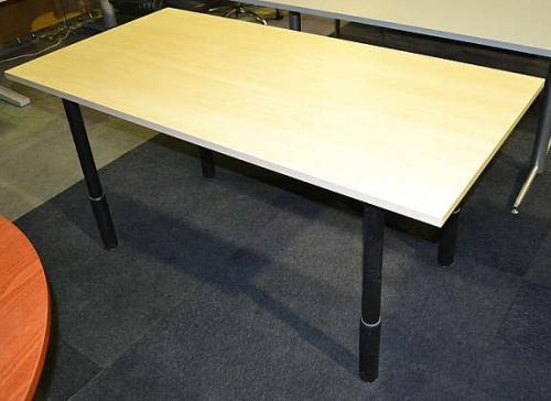 Solgt!Skrivebord rektangulært 160x80cm i - 1 / 2