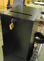 Forslagskasse / stemmeurne i sortlakkert metall med Abus kodelås, pent brukte