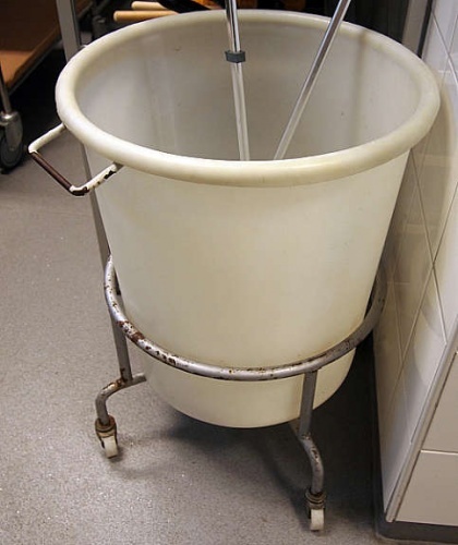 Solgt!Søppelspann på hjulstativ 70liter, - 1 / 2