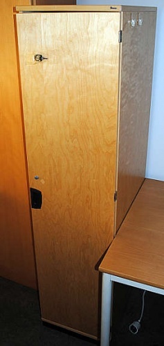 Solgt!Kinnarps garderobeskap i bjerk, - 1 / 3