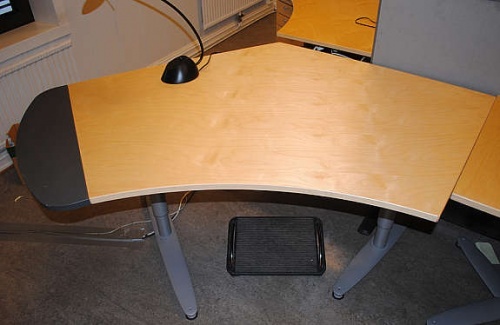 Solgt!Kinnarps buet skrivebord i bjerk - 1 / 3