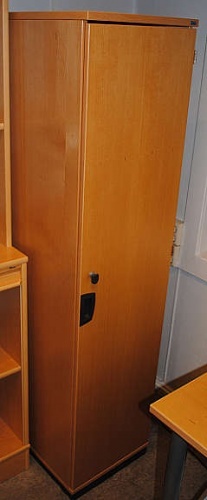 Solgt!Kinnarps garderobeskap i bøk 40cm - 1 / 2
