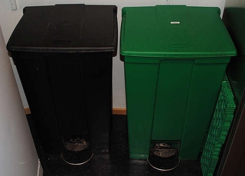 Solgt!Rubbermaid søppelspann med - 4 / 4