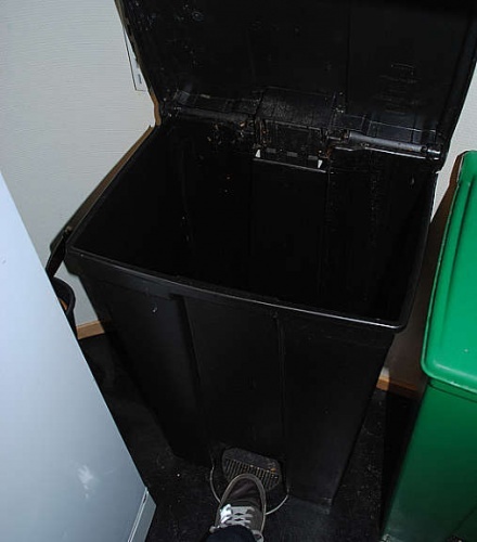 Solgt!Rubbermaid søppelspann med - 3 / 4