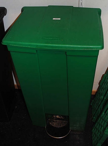 Solgt!Rubbermaid søppelspann med - 1 / 4