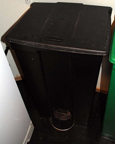Solgt!Rubbermaid søppelspann med - 2 / 4