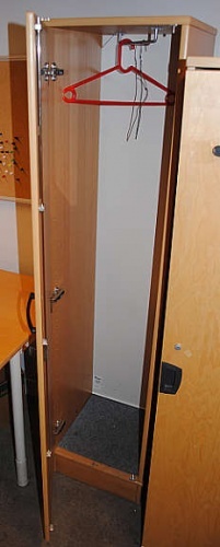 Solgt!Kinnarps garderobeskap i bøk for - 2 / 4