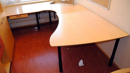 Solgt!Edsbyn bjerk skrivebord stor - 1 / 2