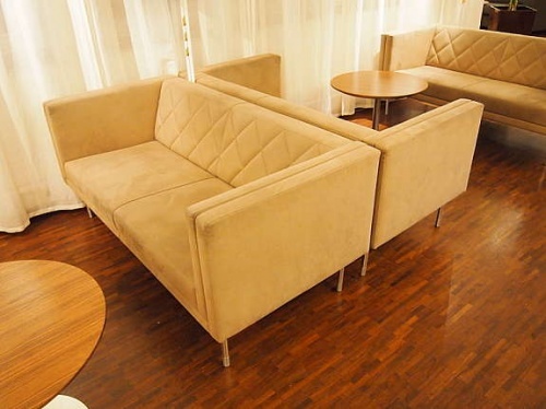 Solgt!2seter sofa i beige mikrofiber, - 1 / 2