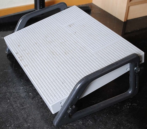 Solgt!Wedo justerbar fotskammel for bruk - 1 / 2