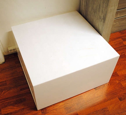 Solgt!Butikkinnredning: Akrylpall 80x80cm - 1 / 2
