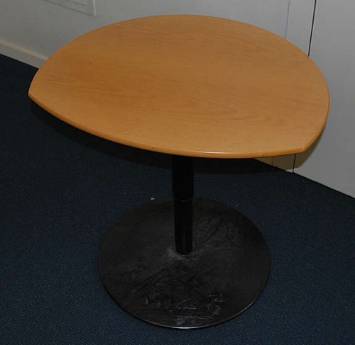 Lite avlastningsbord i bok, ca 68x57cm,pent brukt Lite avlastningsbord i bok, ca 68x57cm,pent brukt
