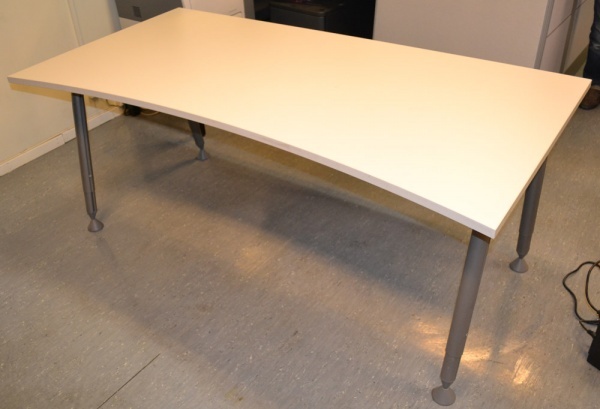 Solgt!Skrivebord i lys grå fra EFG, - 1 / 3