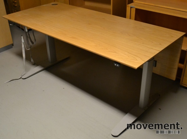 Solgt!Elektrisk hevsenk skrivebord i eik, - 1 / 3