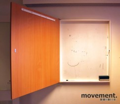 Vegghengt konferanseskap i bøk m/whiteboard og flipover, pent brukt