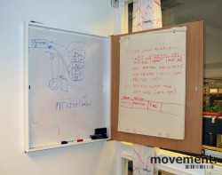 Vegghengt konferanseskap i bøk m/whiteboard og flipover, pent brukt