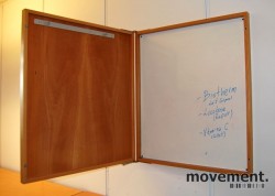 Vegghengt konferanseskap i bøk m/whiteboard og flipover, pent brukt