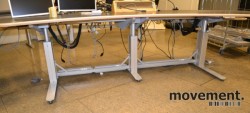 Buet skrivebord for kontrollrom / kommandosentral med el.hevsenk, pent brukt