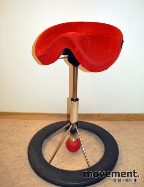 Kontorstol: BackApp ergonomiskkontorstol i rød mikrofiber Stokke (Varier) Planet Loungestol i rødtullstoff med vipp