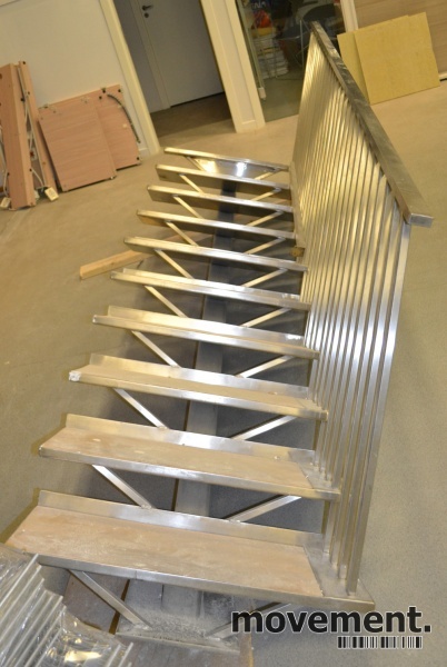 Solgt!Design-trapp i metall for - 1 / 3