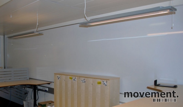 Solgt!Stort vegghengt whiteboard med - 1 / 2
